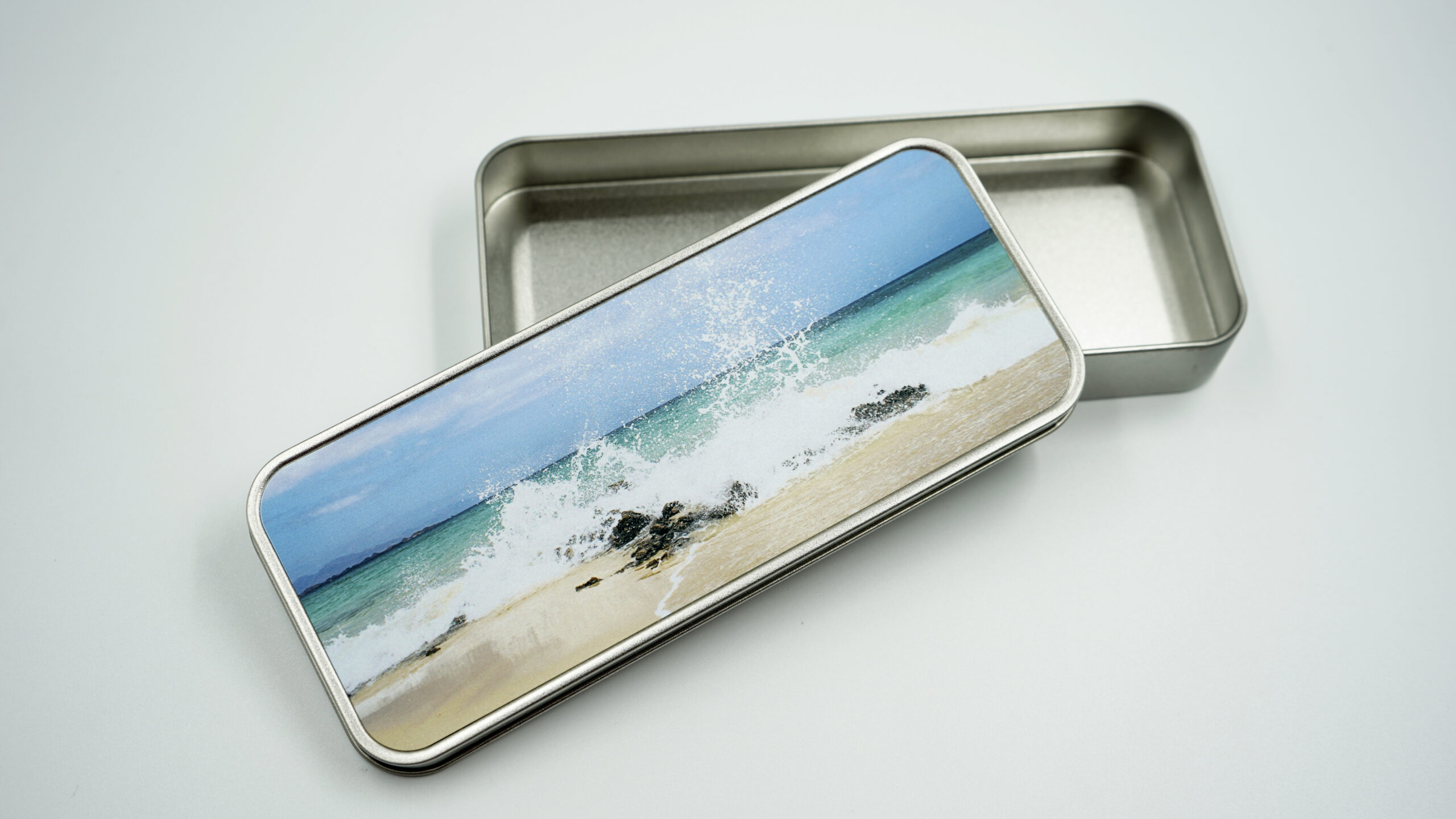 Μεταλλική Κασετίνα Σε Ασημί Χρώμα